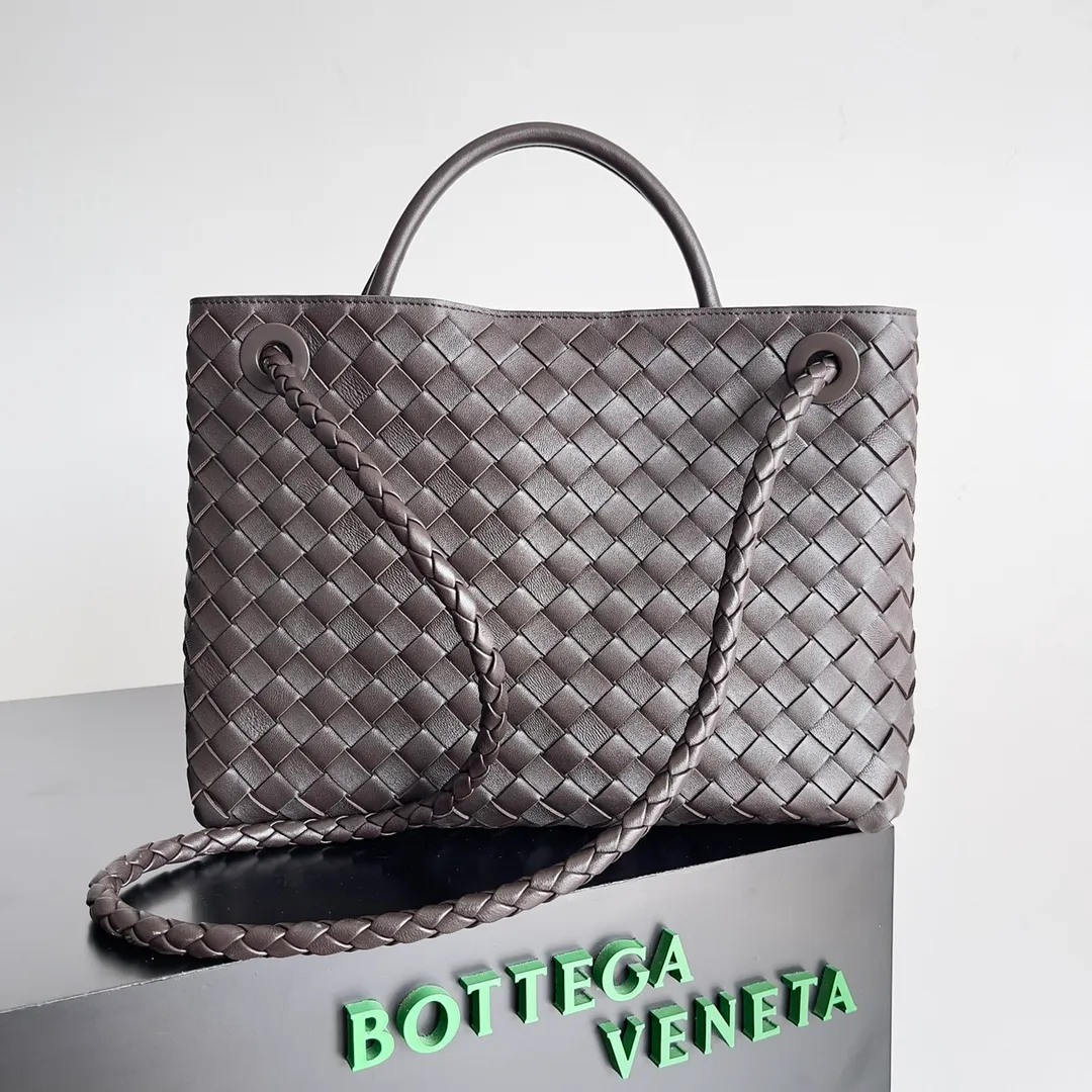 The 2023 new Andiamo batch of 2260 BV has been shipped‼ ️Really popular🔥The new Andiamo woven handbag launched by Bottega Veneta this season is really popular all over the world! ! Celebrities at home and abroad have worn it, and Oscar-winning actress Michelle Yeoh has taken it out on the street. Song Jia, Trai Yara, Yu Feihong, Sanji Ayaka, Rosie Hunting-Whiteley, Yoshioka Riho, etc. have all picked up this bag. It is classic and versatile, showing off its temperament, and the bag capacity is also large, which is very convenient for daily commuting! ! A variety of carrying methods, the shoulder straps can be adjusted by yourself, the original lambskin feels soft and delicate, and the unisex style breaks the gender boundaries and brings a more practical and long-lasting use experience. Andiamo, which has both elegant and casual styles, perfectly interprets the true appearance of "fashionable old money style". Style number: 743572 Size: 32*24*12